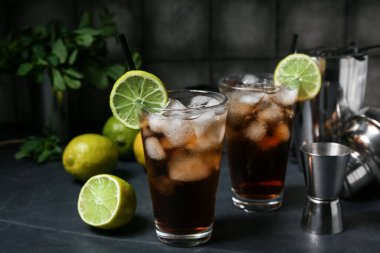 Karanlık arka planda soğuk Küba Libre kokteyli.