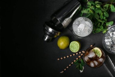 Bir bardak soğuk Küba Libre kokteyli. Arka planda buzlu.