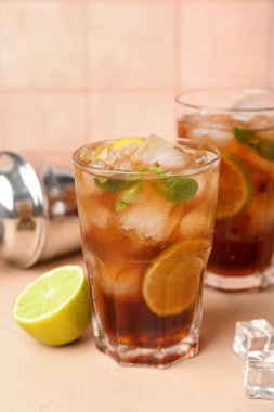 Masada bir bardak soğuk Küba kokteyli