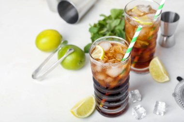 Hafif arkaplanda soğuk Küba Libre kokteyli bardakları