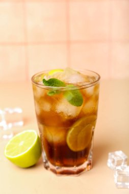 Masada bir bardak soğuk Küba kokteyli