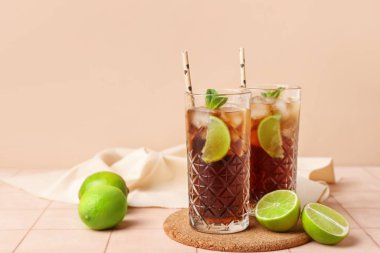 Masada bir bardak soğuk Küba Libre kokteyli
