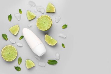 Limon dilimli deodorant, gri arka planda nane ve buz.