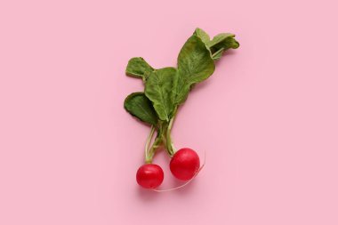 Pembe arka planda yaprakları olan taze turplar