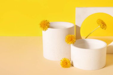 Sarı arka planda karahindiba çiçekli dekoratif podyumlar