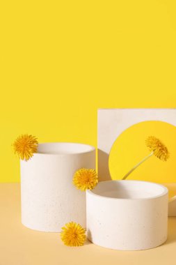 Sarı arka planda karahindiba çiçekli dekoratif podyumlar