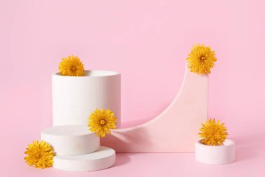 Pembe arka planda karahindiba çiçekli dekoratif podyumlar