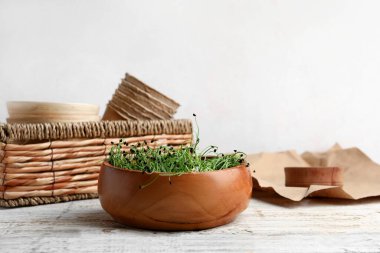 Masada taze mikro yeşil bir kase var.