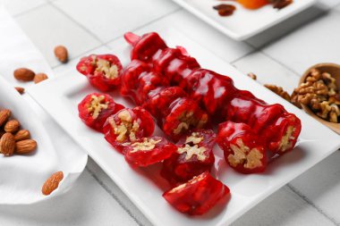 Açık fayanslı lezzetli bir kilise tabağı.