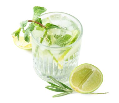 Beyaz arka planda izole edilmiş bir bardak mojito.