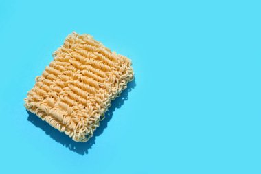 Mavi arkaplanda çiğ erişte