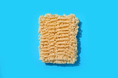 Mavi arkaplanda çiğ erişte