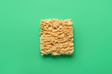 Yeşil arka planda çiğ erişte.