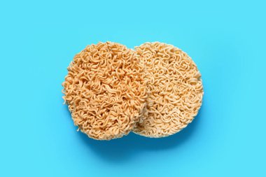 Mavi arkaplanda çiğ erişte