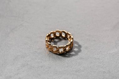 Gri arkaplanda güzel bir halka