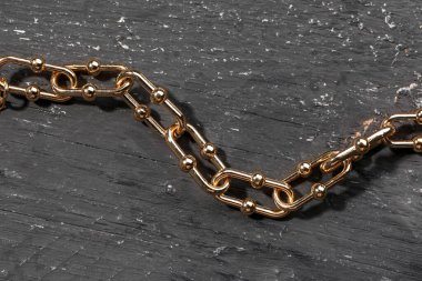 Siyah tahta arka planda güzel bir bilezik.