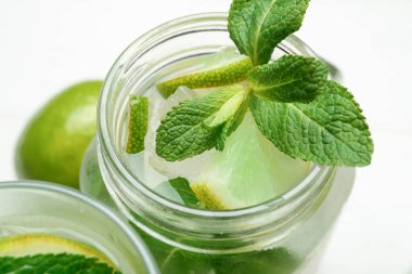 Mason kavanozu hafif arka planda mojito, yakın plan.