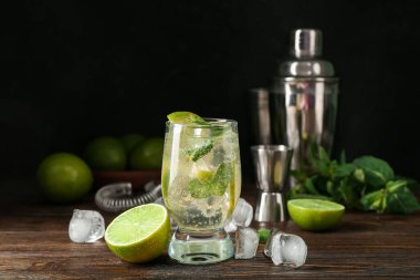 Masada bir bardak lezzetli mojito