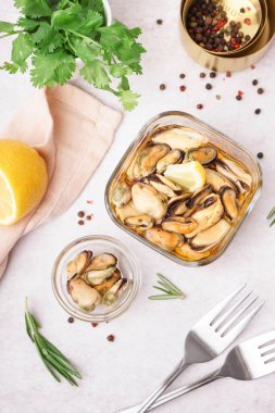 Beyaz arka planda turşulu midyeler