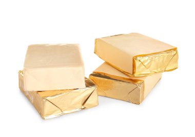 Folyoda işlenmiş peynir beyaz arkaplanda izole edilmiş