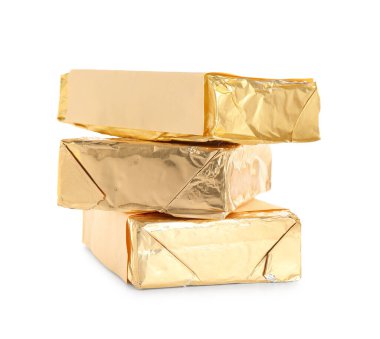 Folyoda işlenmiş peynir beyaz arkaplanda izole edilmiş