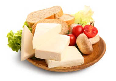 Beyaz arka planda işlenmiş peynir, ekmek ve sebze tabağı