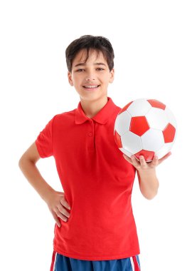 Beyaz arka planda futbol topu olan küçük çocuk.