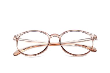 Beyaz arkaplanda izole edilmiş gözlük