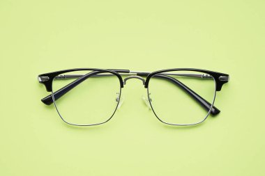 Soluk yeşil arkaplanda modern gözlük