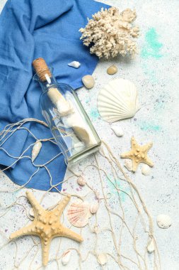 Mektup, deniz kabukları, deniz yıldızları ve grunge arkaplanda ağ.