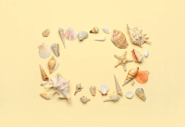 Bej arkaplanda deniz kabuklarından yapılmış çerçeve