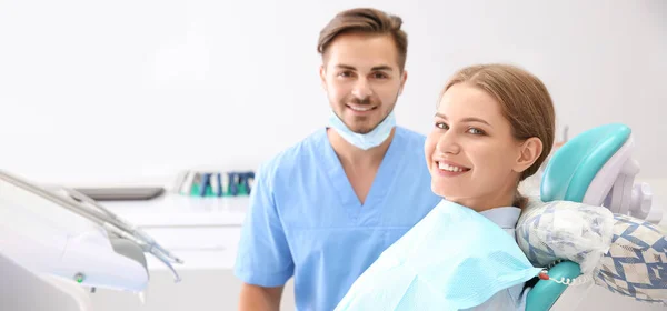 Dentista Masculino Examinando Dentes Paciente Clínica — Fotografia de Stock