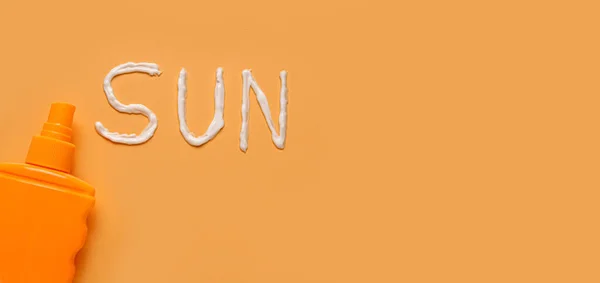 橙色背景下的防晒霜瓶和Sun字 — 图库照片