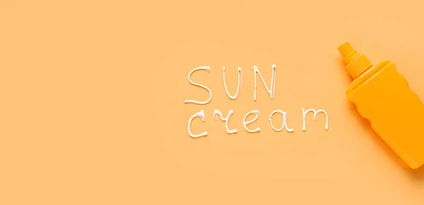 Lahvička Text Sun Cream Oranžovém Pozadí — Stock fotografie