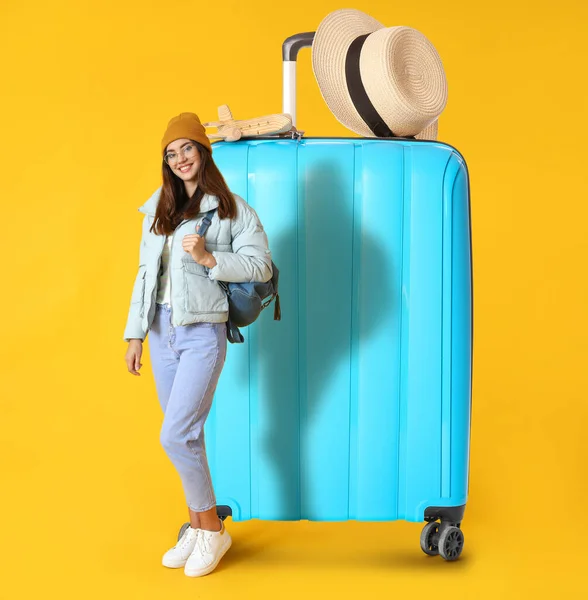 Junge Touristin Mit Großem Koffer Auf Gelbem Hintergrund — Stockfoto