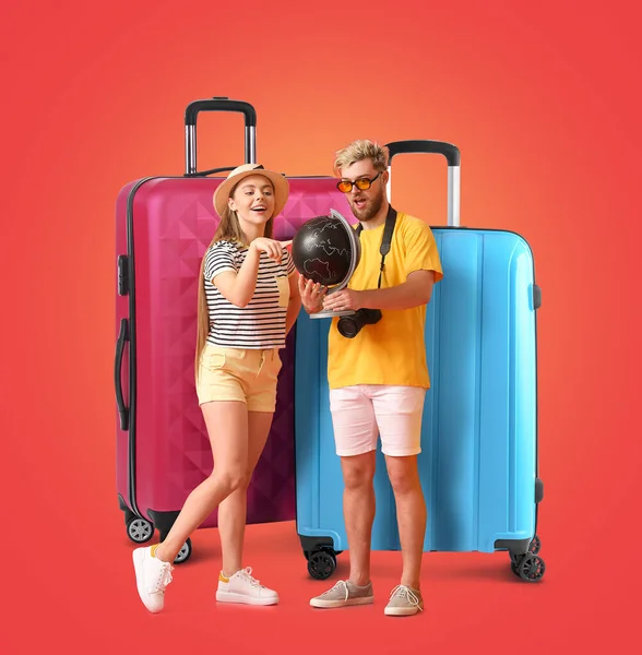Couple Tourists Globe Big Suitcases Red Background — Stock Photo, Image