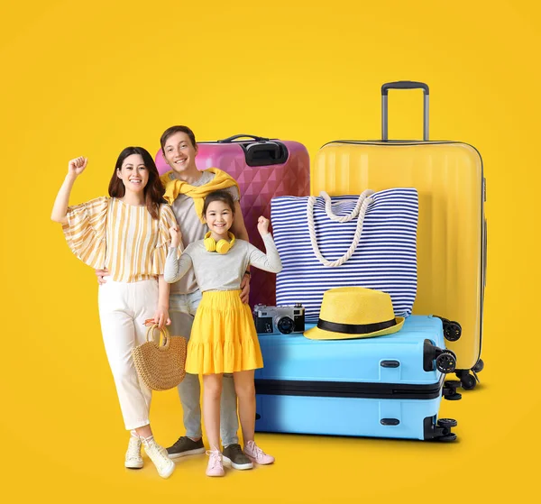 Família Turistas Malas Grandes Fundo Amarelo — Fotografia de Stock