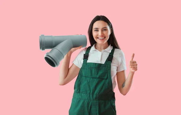 快乐的女水管工及粉红背景的大拇指管道工 — 图库照片