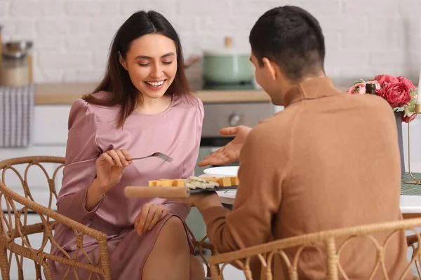 Junges Paar Mit Käseteller Hat Date Küche — Stockfoto