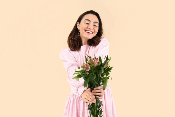 Junge Frau Rosa Kleid Mit Alstroemeria Blüten Auf Beigem Hintergrund — Stockfoto