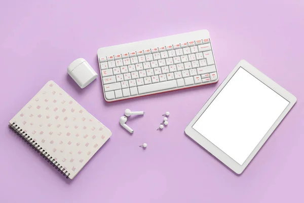 Composition Keyboard Earphones Tablet Computer Lilac Background — Stock Photo, Image