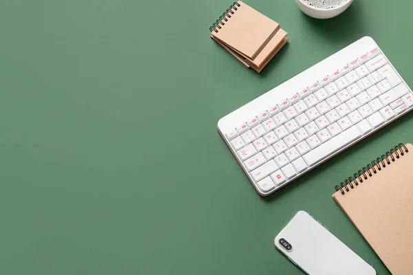 绿色背景的键盘 手机和笔记本组合 — 图库照片