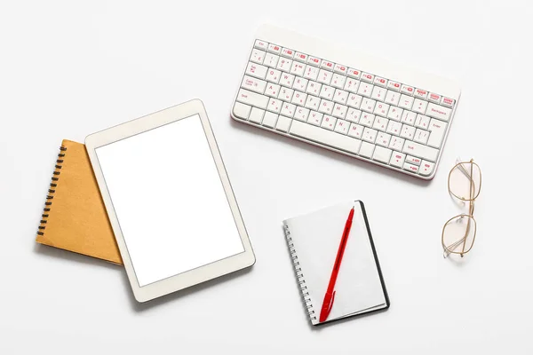 Samenstelling Met Tablet Computer Notebook Toetsenbord Bril Witte Achtergrond — Stockfoto