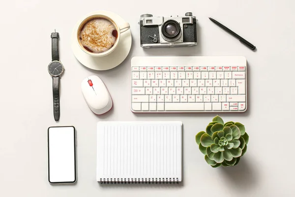 Komposition Mit Tastatur Fotokamera Tasse Kaffee Und Handy Auf Weißem — Stockfoto