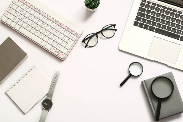 Komposition Mit Brille Lupe Laptop Und Tastatur Auf Weißem Hintergrund — Stockfoto