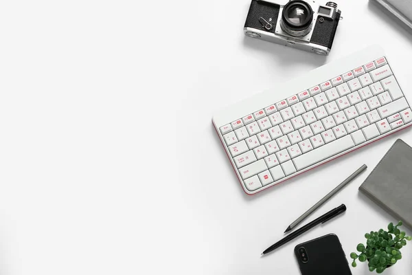 Komposition Mit Tastatur Fotokamera Handy Und Stiften Auf Weißem Hintergrund — Stockfoto
