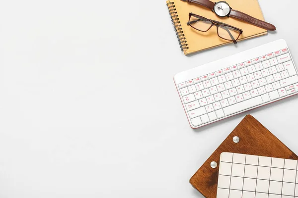 白色背景的眼镜 键盘和笔记本的构图 — 图库照片