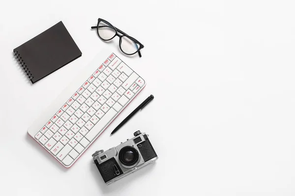 Beyaz Arkaplanda Gözlüklü Fotoğraf Makineli Klavyeli Kompozisyon — Stok fotoğraf