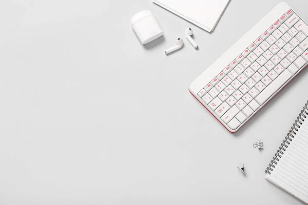 白色背景的键盘 耳机和笔记本的组成 — 图库照片