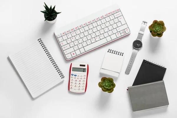 Komposition Mit Tastatur Taschenrechner Notebooks Und Armbanduhr Auf Weißem Hintergrund — Stockfoto